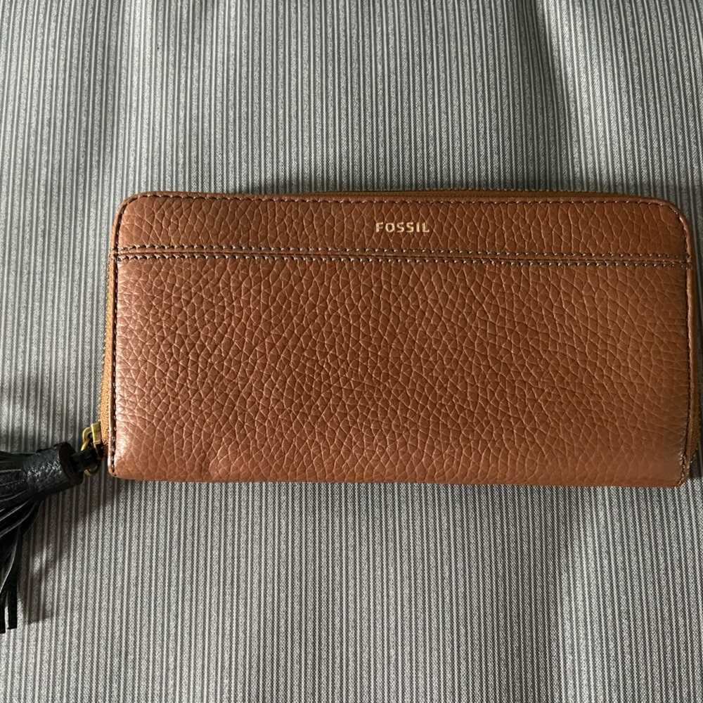 Fossil wallet… NWOT.